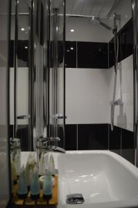 Jewel Guest House في أبردين: حمام مع حوض أبيض ومرآة