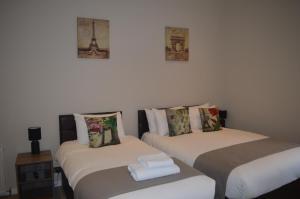 pokój z 3 łóżkami i ręcznikami w obiekcie Jewel Guest House w Aberdeen
