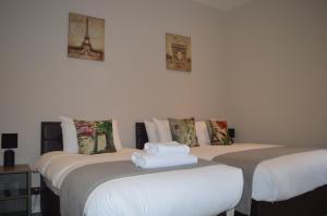dwa łóżka siedzące obok siebie w pokoju w obiekcie Jewel Guest House w Aberdeen