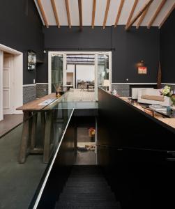 een eetkamer met zwarte muren en een glazen tafel bij Varaba Country House in Markopoulon