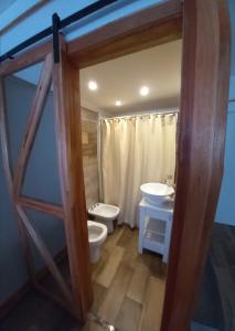 a bathroom with a toilet and a sink at DESCANSO IDEAL IV "el placer de los detalles" in Mar del Plata