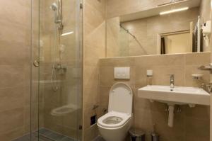 Et badeværelse på LuxA Apartmani + 31 billeder