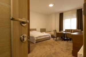 En eller flere senge i et værelse på LuxA Apartmani