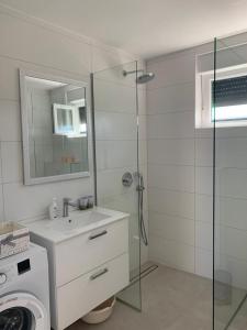 Vonios kambarys apgyvendinimo įstaigoje Brand new 3 bedroom apartment Inara G