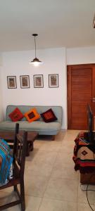 - un salon avec un canapé et une table dans l'établissement Paula departamento, à Salta