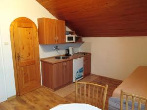 Kuchyňa alebo kuchynka v ubytovaní Apartmány Šmika