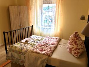 Ein Bett oder Betten in einem Zimmer der Unterkunft Palminas Ferienwohnung OG