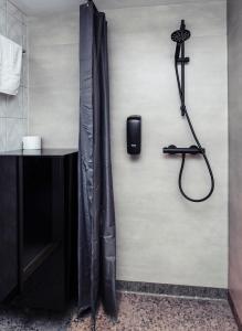 een badkamer met een douche en een telefoon aan de muur bij Apartments no Horten in Horten