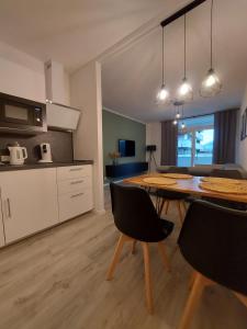 cocina y sala de estar con mesa y sillas en Berg-Blick-Fewo, en Bad Harzburg