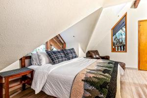 Postel nebo postele na pokoji v ubytování Cozy Tree & Ski House