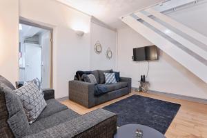 ein Wohnzimmer mit einem Sofa und einem TV in der Unterkunft Bryn Syfi Place - TV in Every Bedroom! in Swansea