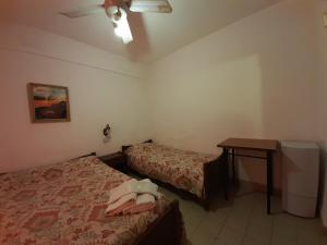 Giường trong phòng chung tại Hotel Coliseo