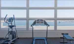 a gym with two exercise bikes in front of a window at Departamento Vista al Mar, primera línea in Coquimbo