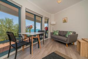 Et opholdsområde på Oceana Heights Paradise - Beautiful 2 bdrm self contained apartment