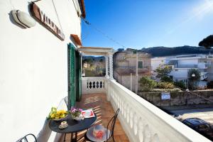 balcón con mesa y sillas en Estate4Home - Villa Lina en Sant'Agnello