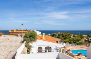 Uma vista da piscina em Serenidade - sunny flat in the centre of Salema ou nos arredores