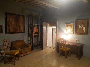 a living room with a table and chairs and a lamp at La Torre di Pieve in Pieve Santo Stefano