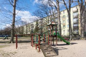 um parque infantil em frente a um edifício em Apartament wakacyjny na Przymorzu em Gdansk