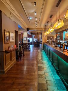 un bar en un restaurante con un largo pasillo en The Lambton Arms, en Durham