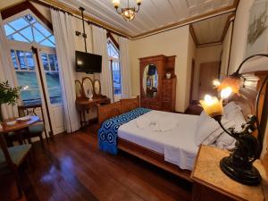 - une chambre avec un lit et une table avec une lampe dans l'établissement Teatro Hotel Boutique, à Ouro Preto