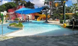 Der Swimmingpool an oder in der Nähe von Flat Di Roma Resort Internacional