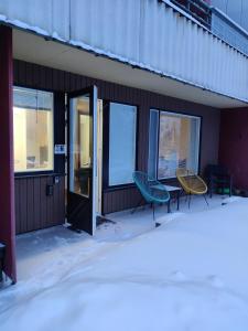 um grupo de cadeiras e mesas fora de um edifício em Pikkukoti Nonna em Keuruu