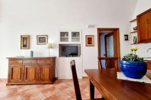 a living room with a table and a tv at Il Limoneto in Furore