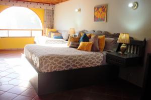 1 dormitorio con 2 camas y ventana en MISION SANTA ISABEL, en Ensenada