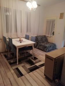 - un salon avec une table, des chaises et un canapé dans l'établissement Fenix Zlatar, à Nova Varoš
