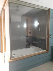 a glass window of a bathroom with a bath tub at Center Vistas in San Carlos de Bariloche