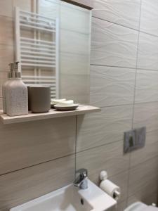 un bagno con lavandino e doccia in vetro di Lilyy a Leskovac