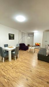 ein Wohnzimmer mit einem Tisch und einem Sofa in der Unterkunft Lilyy in Leskovac