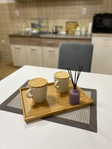 Lilyy في ليسكوفاتش: كوبين قهوة على صينية خشبية على طاولة