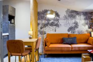 sala de estar con sofá y mesa en HONORÊ - Suite Terracotta en Lyon