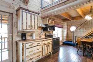 Kuchyň nebo kuchyňský kout v ubytování Blue Jays Nest Cabin by Amish Country Lodging
