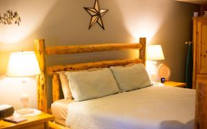 Llit o llits en una habitació de Blessing Lodge by Amish Country Lodging