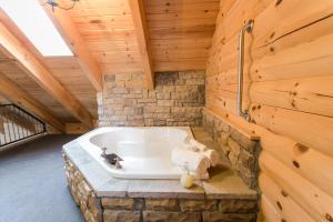 Et badeværelse på Coblentz Country Lodge by Amish Country Lodging