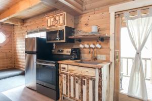 Køkken eller tekøkken på Coblentz Country Lodge by Amish Country Lodging