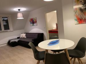 - un salon avec une table et un canapé dans l'établissement Appartement-Koblenz, à Coblence