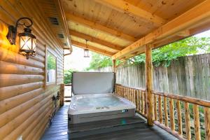 Balkón nebo terasa v ubytování Sugar Maple Cabin by Amish Country Lodging