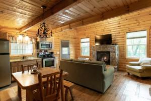 Kuchyň nebo kuchyňský kout v ubytování Sugar Maple Cabin by Amish Country Lodging