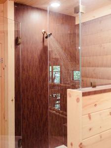 Bathroom sa Treehouse #1 by Amish Country Lodging