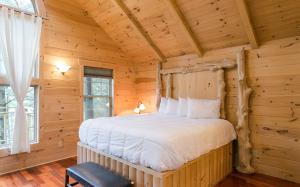 Postel nebo postele na pokoji v ubytování Whispering Pines Treehouse by Amish Country Lodging