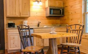 Kuchyň nebo kuchyňský kout v ubytování Whispering Pines Treehouse by Amish Country Lodging