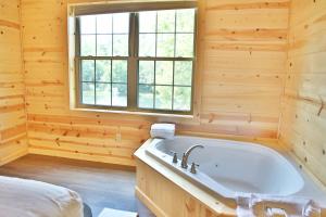 Bathroom sa Waterview Lodge by Amish Country Lodging