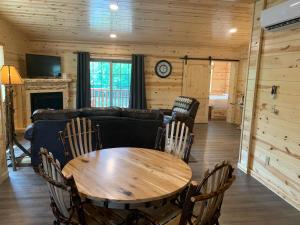 Χώρος καθιστικού στο Waterview Lodge by Amish Country Lodging
