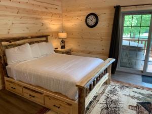 เตียงในห้องที่ Waterview Lodge by Amish Country Lodging