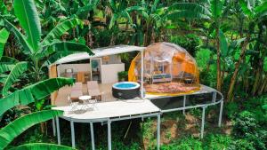 uma pequena casa com uma cúpula sobre uma mesa em Bajo el Cielo Glamping San Francisco em San Francisco