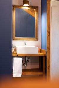 Et badeværelse på Oliver Mountain Home Blue
