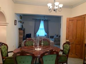 comedor con mesa, sillas y ventana en Ringfort Manor, en Rathfriland